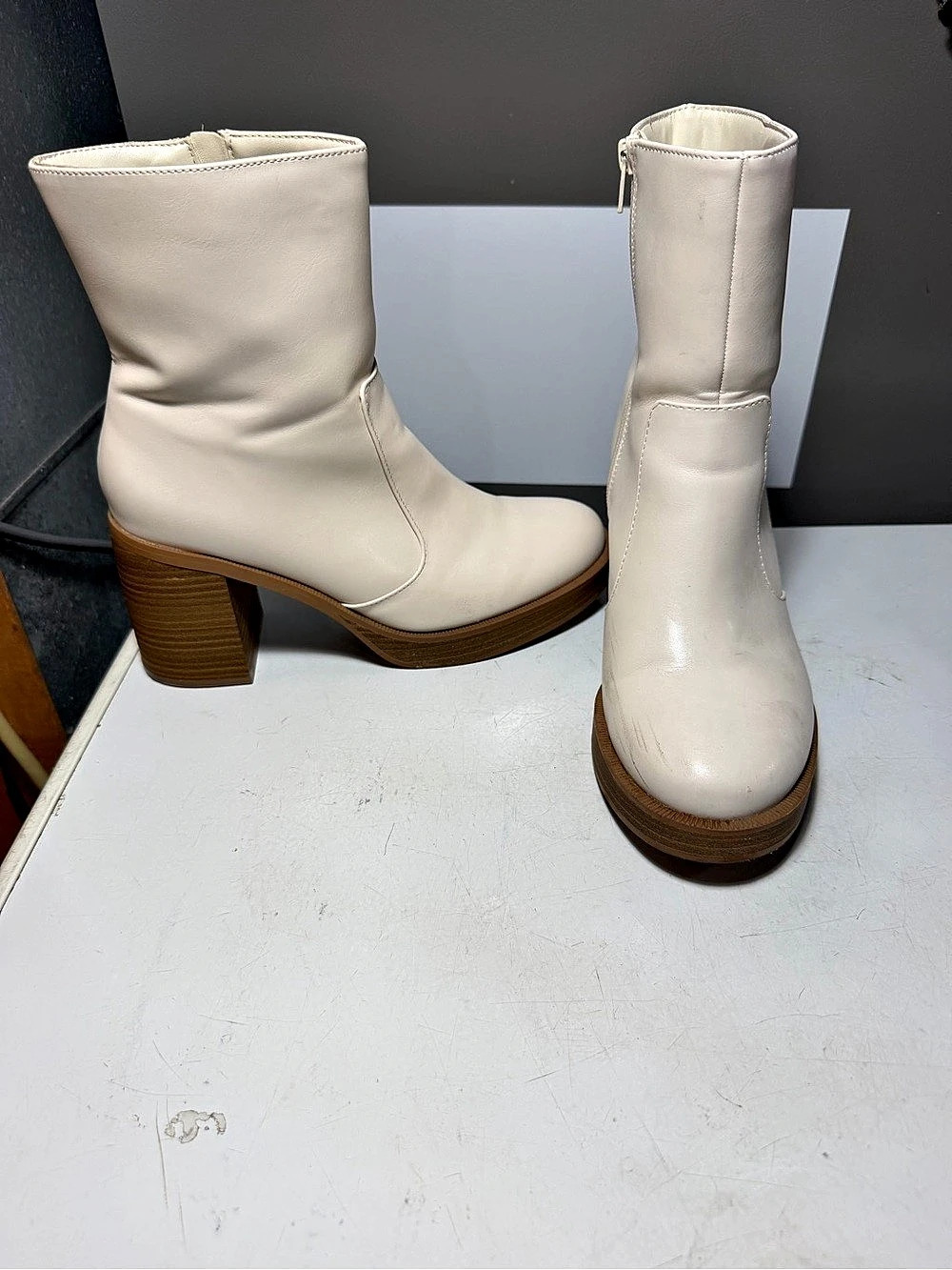 Universal Thread Women's 9.5 Ivory Heeled Boots US